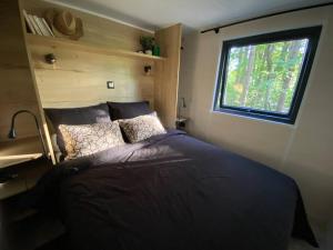 Postel nebo postele na pokoji v ubytování Tiny house sur terrain boisé à 10 mn de la mer