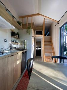 Kuchyň nebo kuchyňský kout v ubytování Tiny house sur terrain boisé à 10 mn de la mer + 11 fotografií