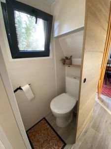 Koupelna v ubytování Tiny house sur terrain boisé à 10 mn de la mer