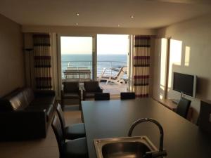 uma sala de estar com vista para o oceano em El Mirador Penthouse Paris em Oostende