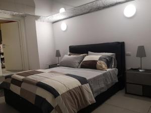 una camera con un grande letto di Mikhael Apartment a Monte SantʼAngelo