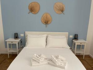 A bed or beds in a room at AZZURRA Ridi Che Ti Passa