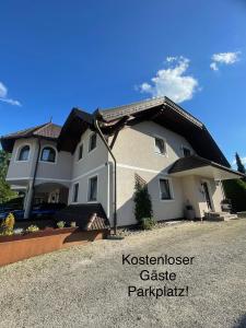 uma casa numa entrada com as palavras "kosciuszko house castle park" em Haus zum Glück em Reifnitz