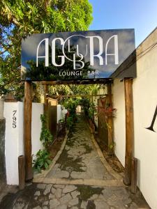 un letrero para el bar salón de lopes en Agora Pousada e Bar, en Pipa