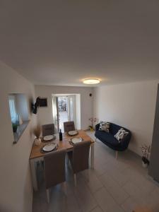 ein Wohnzimmer mit einem Tisch und einem Sofa in der Unterkunft Kuća za odmor Lazarić in Marčana