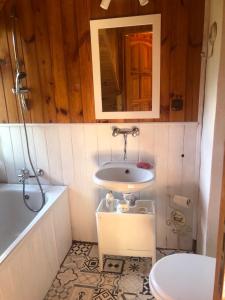 Koupelna v ubytování „Lawendowy Domek” nad jeziorem Gim
