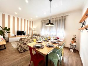 a living room with a dining room table with chairs at Descanso Natural Bueu in Bueu
