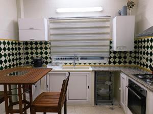 纳布勒Superbe étage de villa vue sur mer的带水槽和桌子的厨房 更多13张照片