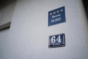 een bord aan de zijkant van een gebouw dat zegt bij Rooms & Apartment Milan Saborsko in Saborsko