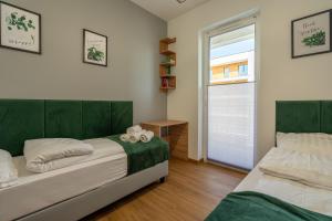 Uma cama ou camas num quarto em Apartament No 34 Green - Holiday Home Zator