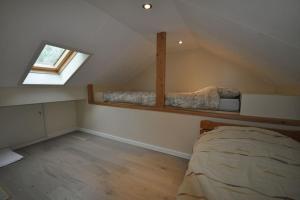 מיטה או מיטות קומותיים בחדר ב-Vakantiewoning nabij Toverland