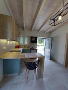 Kuchyň nebo kuchyňský kout v ubytování Electra Villa & Pool Studios