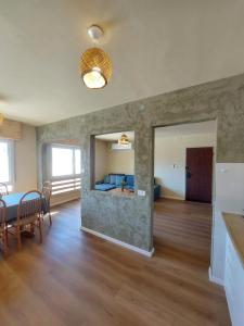 uma sala de estar com uma mesa e uma sala de jantar em Desert Tribe em Mitzpe Ramon