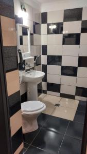 ヴァマ・ヴェケにあるCasa Dexterのバスルーム(トイレ、洗面台付)