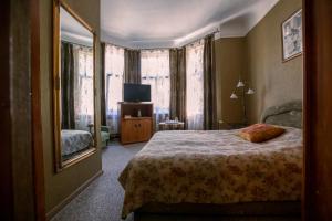 Postel nebo postele na pokoji v ubytování City Center Kaķis B&B