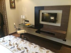 En tv och/eller ett underhållningssystem på Hotel Vrisa