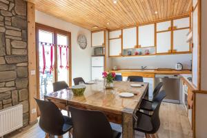 eine Küche mit einem großen Holztisch und Stühlen in der Unterkunft GITE COSTE BELLE in Pont-du-Fossé