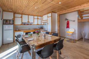 eine Küche mit einem Esstisch und Stühlen in der Unterkunft GITE COSTE BELLE in Pont-du-Fossé