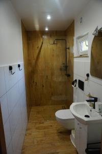 Kúpeľňa v ubytovaní Domek JEZIORACZEK BIS + 34 fotografií