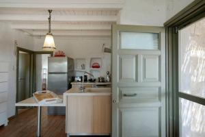 cocina con puerta blanca y fregadero en BUFO - Serifians, en Serifos Chora