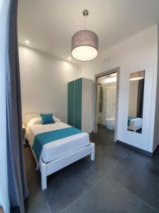 1 dormitorio con 1 cama y baño en Evergreen B&B, en Porto Cesareo