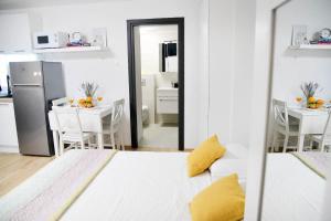 Postel nebo postele na pokoji v ubytování Apartment D & Studio L