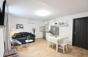 Kuchyň nebo kuchyňský kout v ubytování Apartment D & Studio L