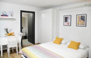 Postel nebo postele na pokoji v ubytování Apartment D & Studio L