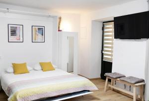 TV a/nebo společenská místnost v ubytování Apartment D & Studio L