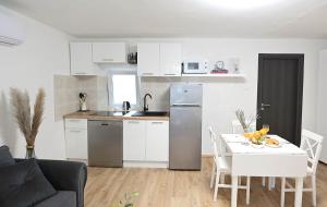 Kuchyň nebo kuchyňský kout v ubytování Apartment D & Studio L