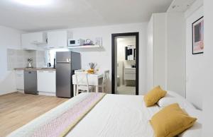 Kuchyň nebo kuchyňský kout v ubytování Apartment D & Studio L