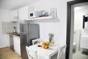 Kuchyň nebo kuchyňský kout v ubytování Apartment D & Studio L