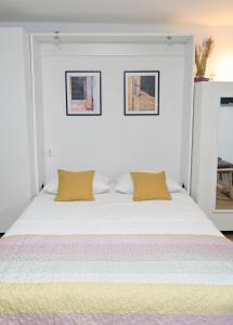 Postel nebo postele na pokoji v ubytování Apartment D & Studio L