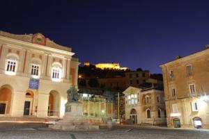 un groupe de bâtiments de nuit dans une ville dans l'établissement Palazzo Lupinacci - dimora storica Bed and breakfast, à Cosenza