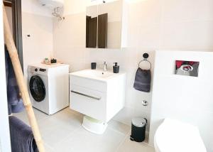 Fotografie z fotogalerie ubytování Apartment D & Studio L v destinaci Dobrinj