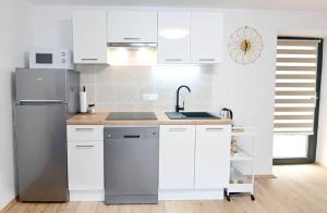 Kuchyň nebo kuchyňský kout v ubytování Apartment D & Studio L