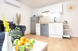 Kuchyň nebo kuchyňský kout v ubytování Apartment D & Studio L
