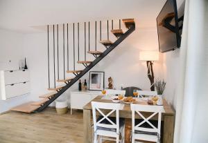 TV a/nebo společenská místnost v ubytování Apartment D & Studio L