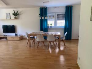 - une salle à manger avec une table et des chaises dans l'établissement Ferienwohnung Auszeit, à Bockelnhagen