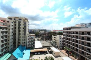 una vista aérea de una ciudad con edificios altos en The A.A. Pattaya Residence, en Pattaya central