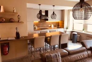奧斯坦德的住宿－O-Mer Oostende，厨房配有桌椅和沙发。