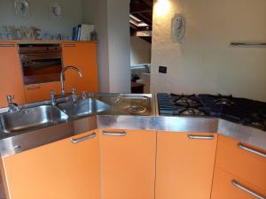 Кухня или кухненски бокс в Rustico La Colonna - Tremosine sul Garda