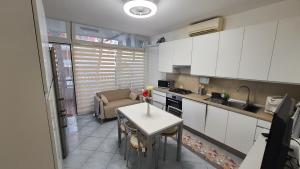 a small kitchen with a table and a table sidx sidx sidx at Residenza La Gazza e Spiaggia in Cervia