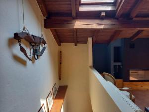 Televízia a/alebo spoločenská miestnosť v ubytovaní Rustico La Colonna - Tremosine sul Garda