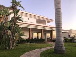 Vonkajšia záhrada v ubytovaní Villa Marianna con piscina climatizada y barbacoa