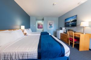 Säng eller sängar i ett rum på Ocean Crest Motel