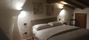 Posteľ alebo postele v izbe v ubytovaní Rustico La Colonna - Tremosine sul Garda