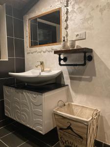 a bathroom with a sink and a mirror at CASA MUPI in SantʼEufemia a Maiella