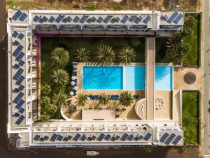 an overhead view of a resort with a swimming pool at Hotel Dunas de Sal in Santa Maria