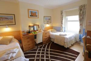 A bed or beds in a room at Saxonia Guest House 